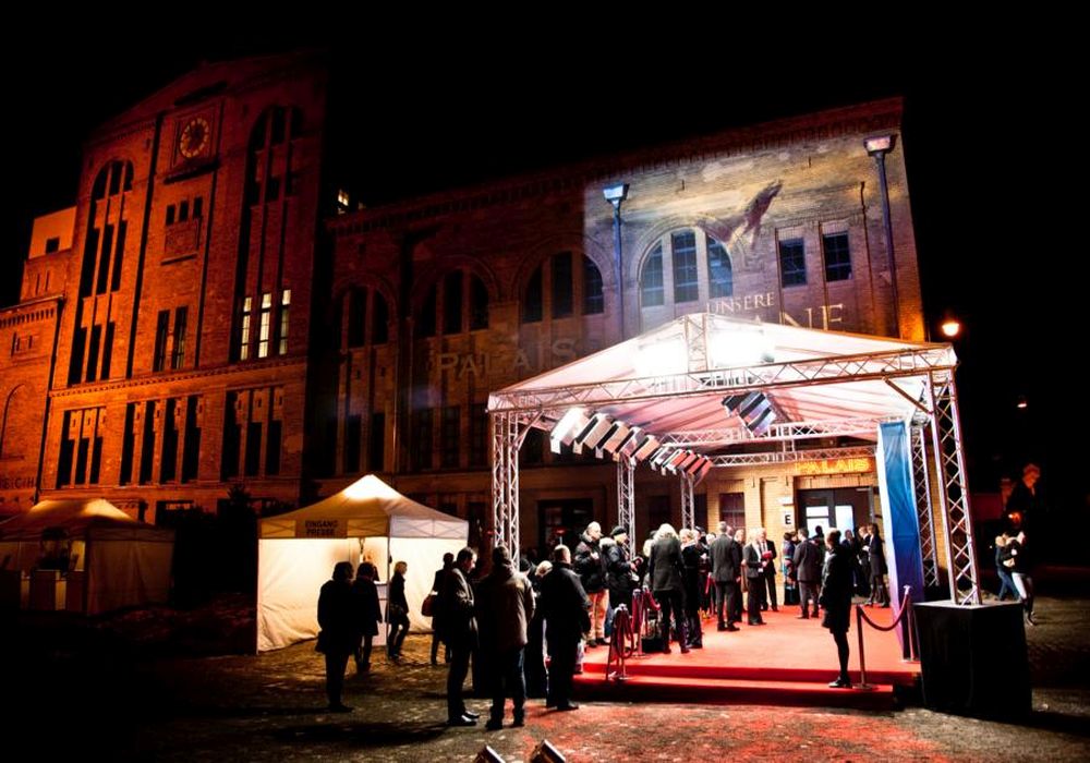 Palais-Aussenansicht bei Nacht